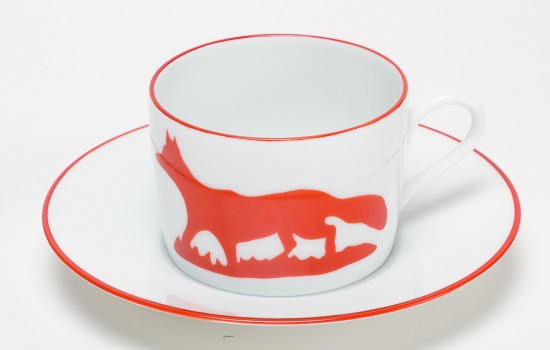 Cette tasse à thé en porcelaine de Limoges est décorée d’un renard roux très stylisé, inspiré des scènes de chasse anglaise.