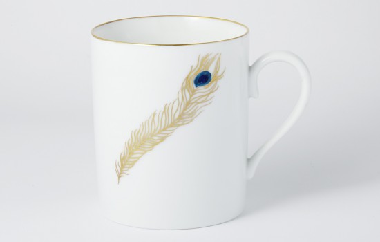 Ce mug en porcelaine de Limoges est décoré d’une plume de Paon, cet animal symbolique dans toutes les civilisations