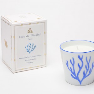 Cette bougie parfumée photophore en porcelaine de Limoges suit le thème de la mer avec une branche de corail bleutée et un parfum avec une note iodée et ozonique.