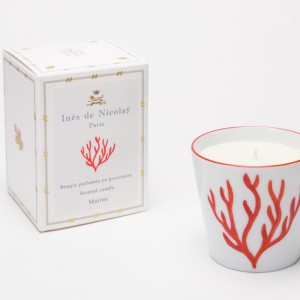 Cette bougie parfumée photophore en porcelaine de Limoges suit le thème de la mer avec une branche de corail orangée et un parfum avec une note iodée et ozonique