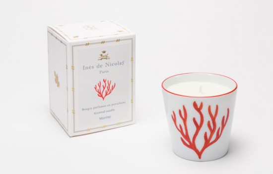 Cette bougie parfumée photophore en porcelaine de Limoges suit le thème de la mer avec une branche de corail orangée et un parfum avec une note iodée et ozonique