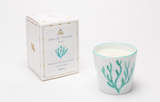 Cette bougie parfumée photophore en porcelaine de Limoges suit le thème de la mer avec une branche de corail turquoise et un parfum avec une note iodée et ozonique.