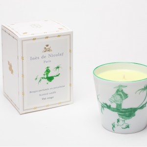 Cette bougie parfumée photophore en porcelaine de Limoges est décorée d’une scène chinoise associée aux notes vibrantes et lumineuses du thé rouge